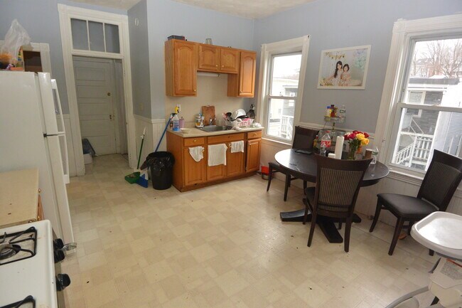 Building Photo - 10 Brackett St