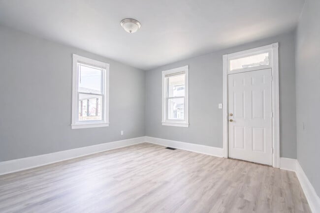 Building Photo - 424 Kossuth St