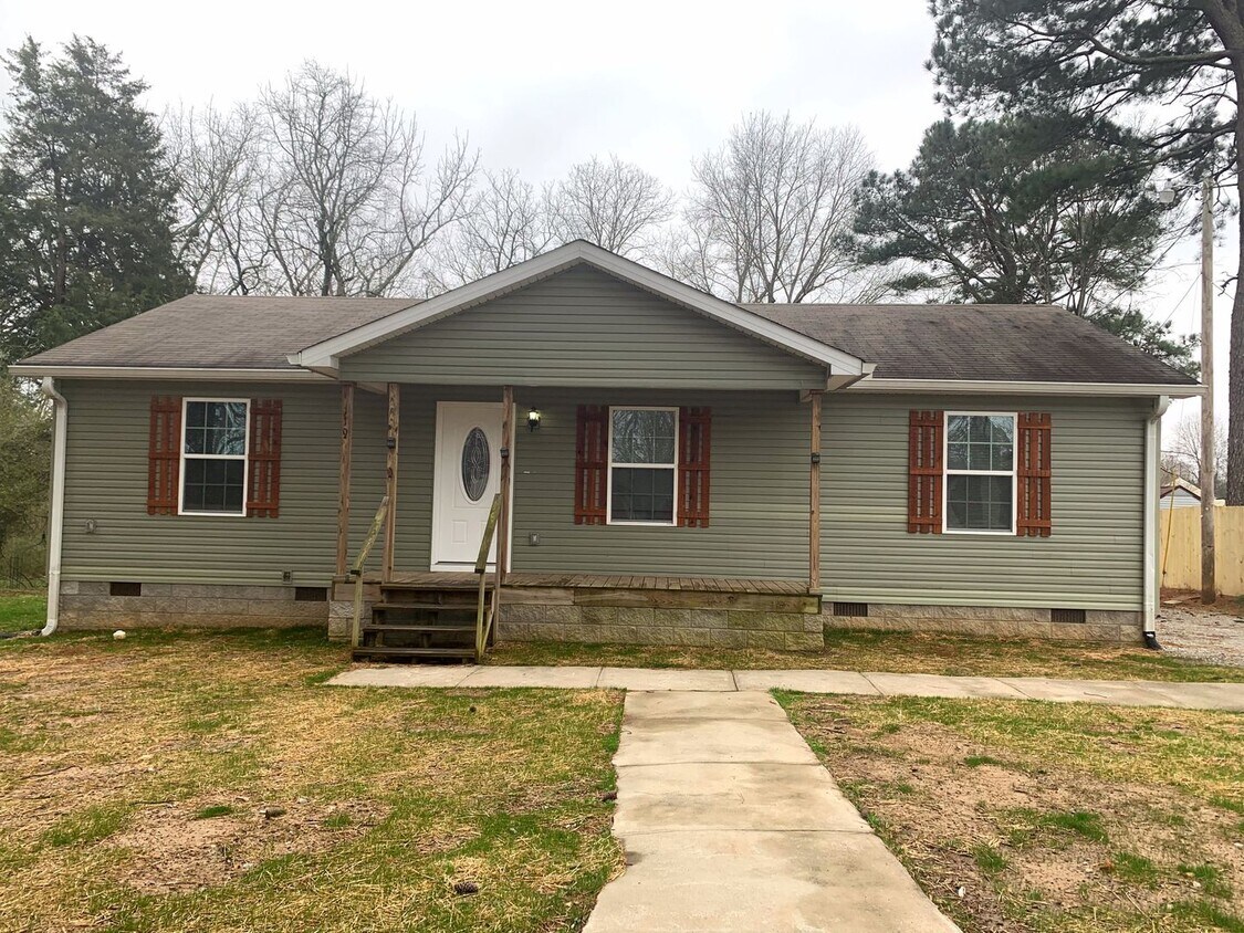 Primary Photo - Beautiful 3 Bedroom 2 Bathroom Ranch Style...