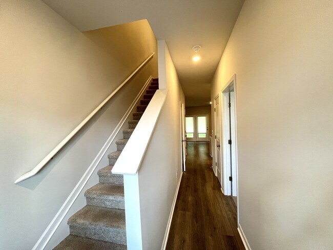 Building Photo - Townhome less than 2 miles from Downtown C...