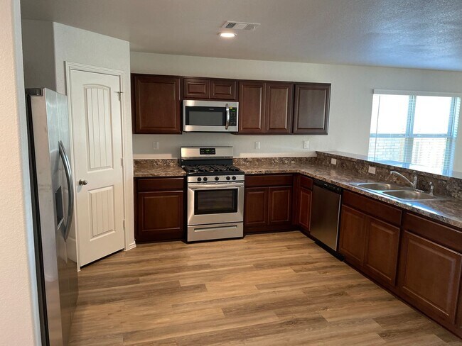 Foto del edificio - *50% off First Month's Rent + NO HIDDEN FEES!*  Four Bedroom | Two Bathroom Home in Rose Meadow F...