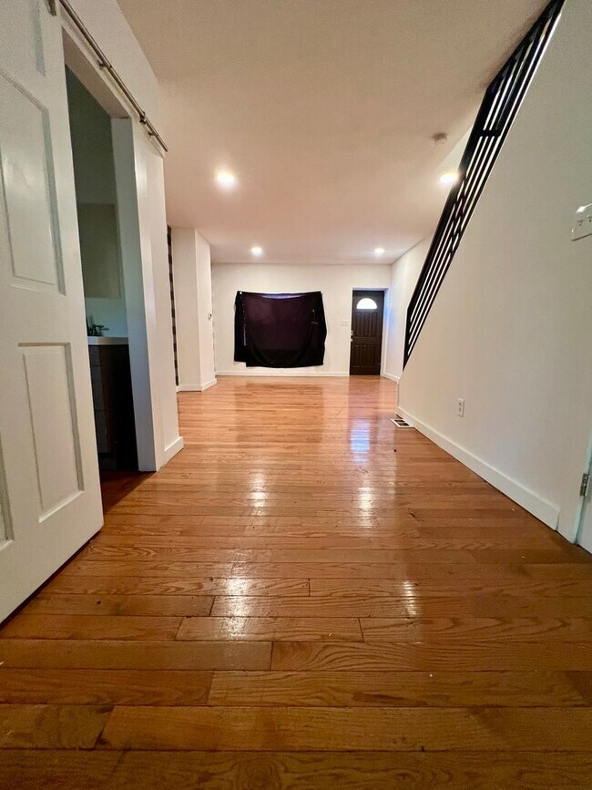 Foto del edificio - Stunning 3-Bedroom Townhome in Point Breeze! Available NOW!