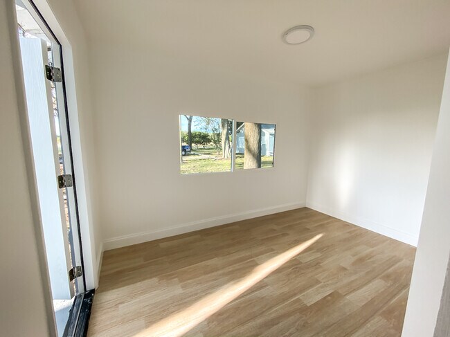 Building Photo - 12850 Florida Av