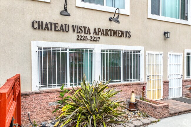 Entrada del edificio - Chateau Vista Apartments
