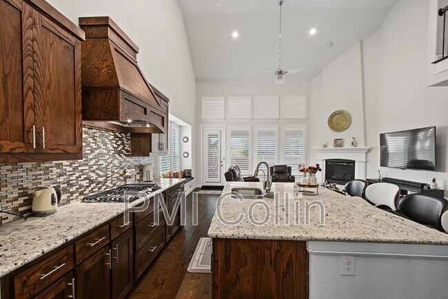 Foto del edificio - 8701 Fairway Ln