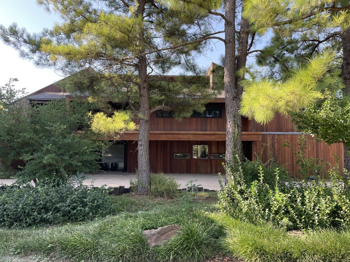 Primary Photo - 804 Hoover St