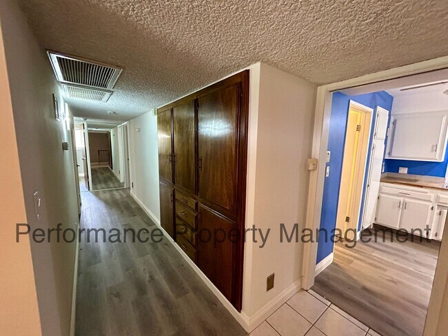 Building Photo - Beautifully Remodeled 4 Bed/2 Bath Home in...
