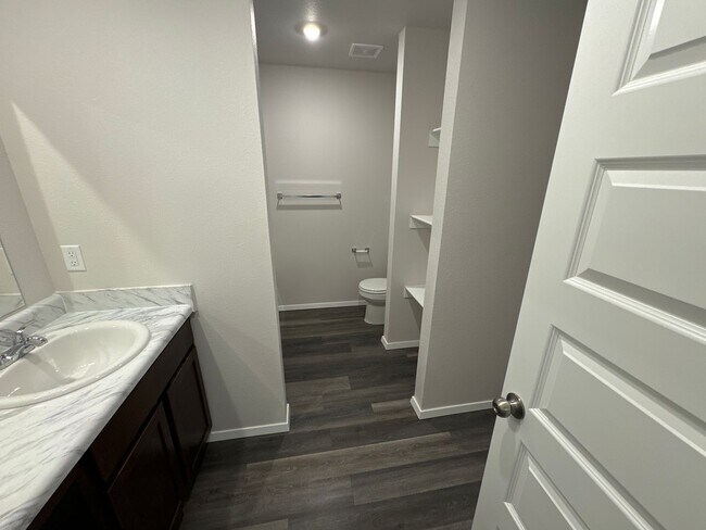 Foto del edificio - Preleasing Now — Beautiful 3 Bed / 2 Bath Home in Barberry Court!