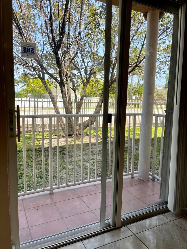 Foto del edificio - 17350 NW 67th Ave