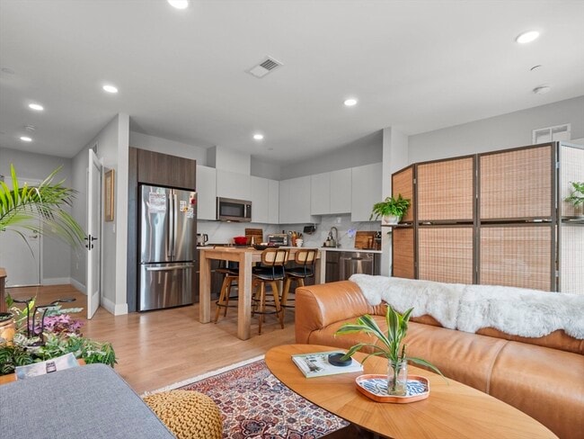 Building Photo - 9 Central St