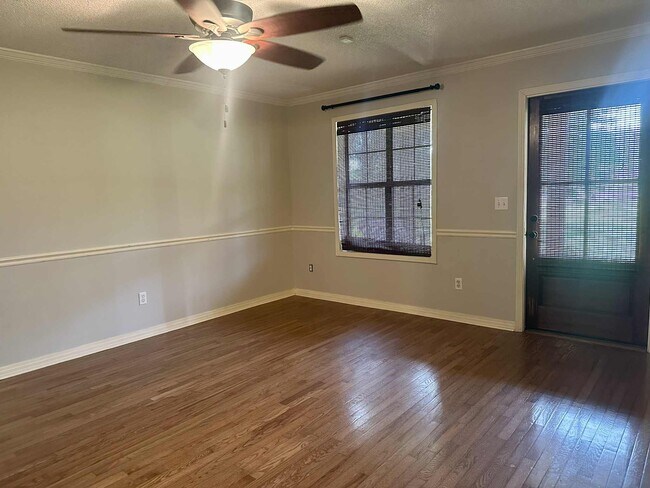 Foto del edificio - 446 N Main St
