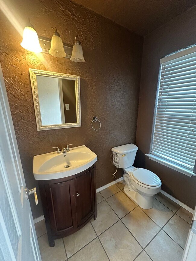 Foto del edificio - Spacious 2 Bed Condo! Fully Fence Backyard with a 1 Car Garage!