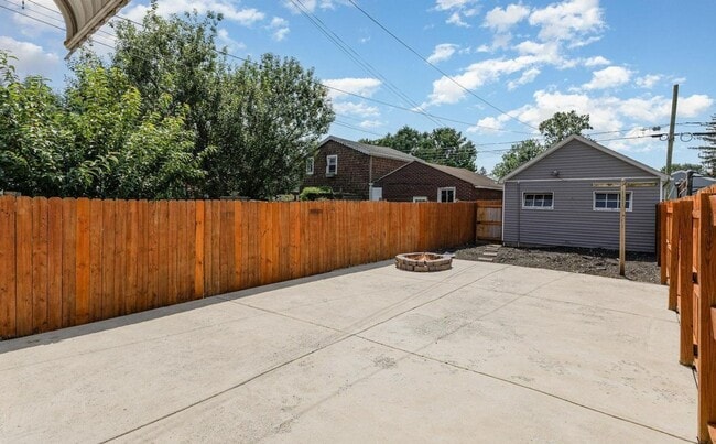 Building Photo - Available Now! Charming 5 Bedroom, 2 Bath ...