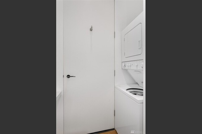 Foto del edificio - Large Updated Capitol Hill 1bd 1bath Condo...