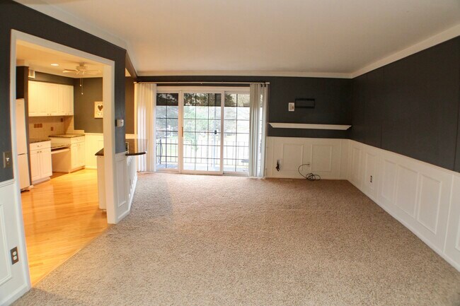 Foto del edificio - 484 Fox Hills Dr N