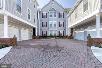 Building Photo - 5003 Hollington Dr
