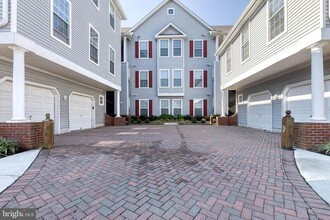 Building Photo - 5003 Hollington Dr