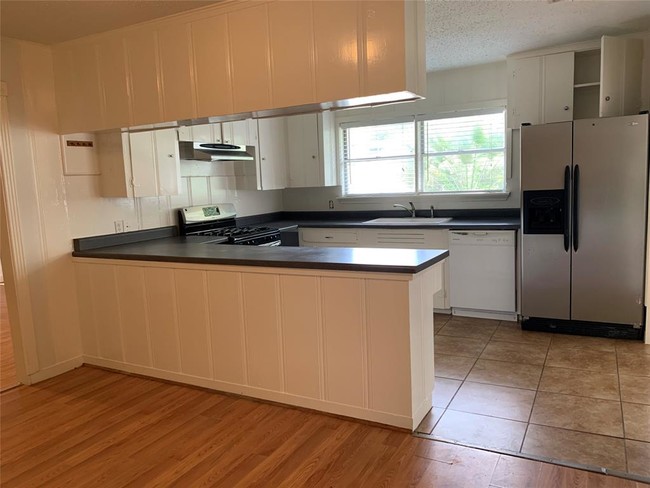 Building Photo - 1639 Woodvine Dr