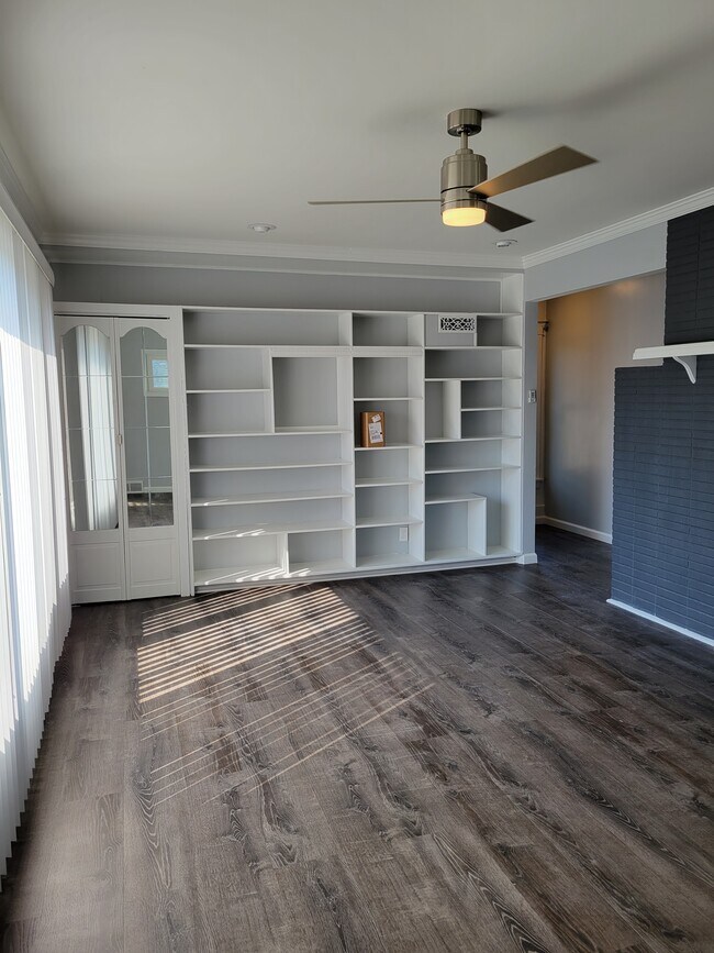 living room - 207 N Chambers St