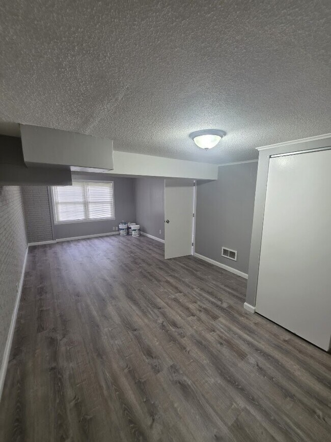 Building Photo - Beautiful 4 bedrooms and 1 bath home located on NE 38th St in Kansas City, MO