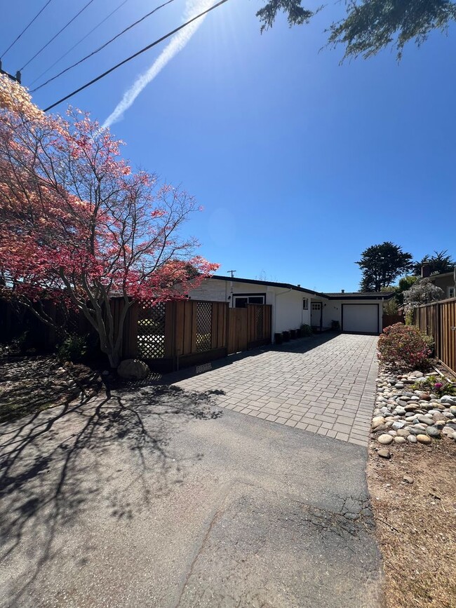 Building Photo - Charming 2BR/2BA Home Just Minutes from the Beach – Fully Landscaped, Spacious & Private
