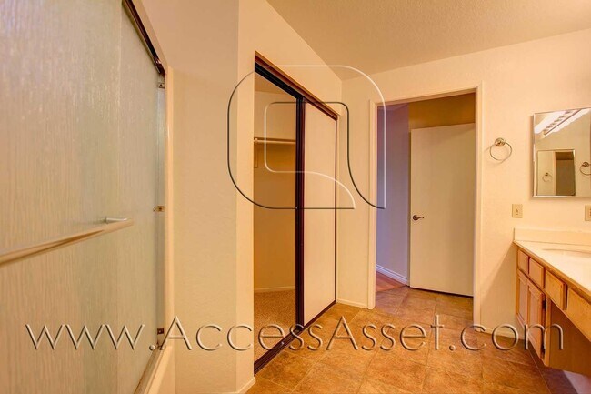 Building Photo - Beautiful 3 Bed/2.5 Bath Home In Peaceful ...