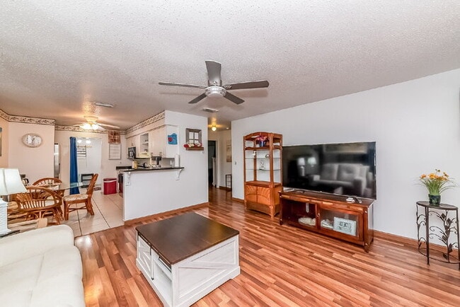 Foto del edificio - Fully furnished 2BR/2BA villa in Heritage Village West — $1,900/month