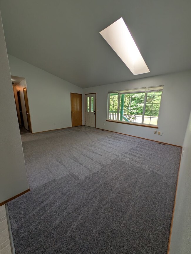 Building Photo - MUST SEE!! Spacious 2 Bedroom Duplex Close...