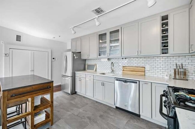 Building Photo - 354 3rd St