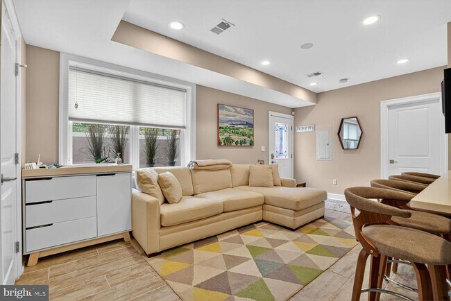 Building Photo - 1014 10th St NE