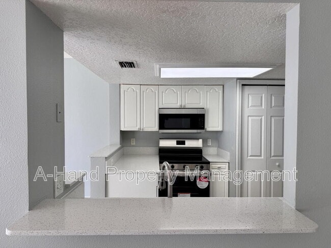 Building Photo - 2623 Fan Palm Dr