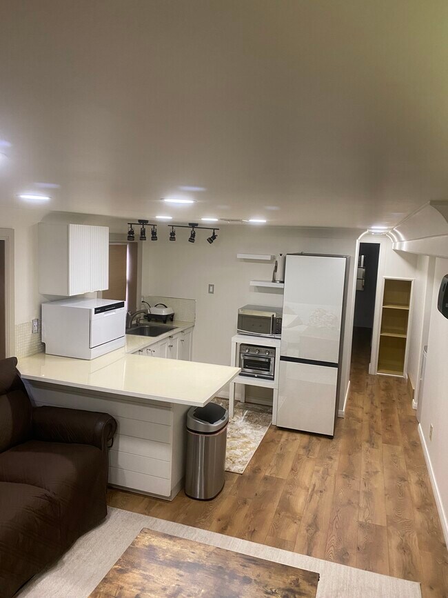 Building Photo - 25 N 300 E