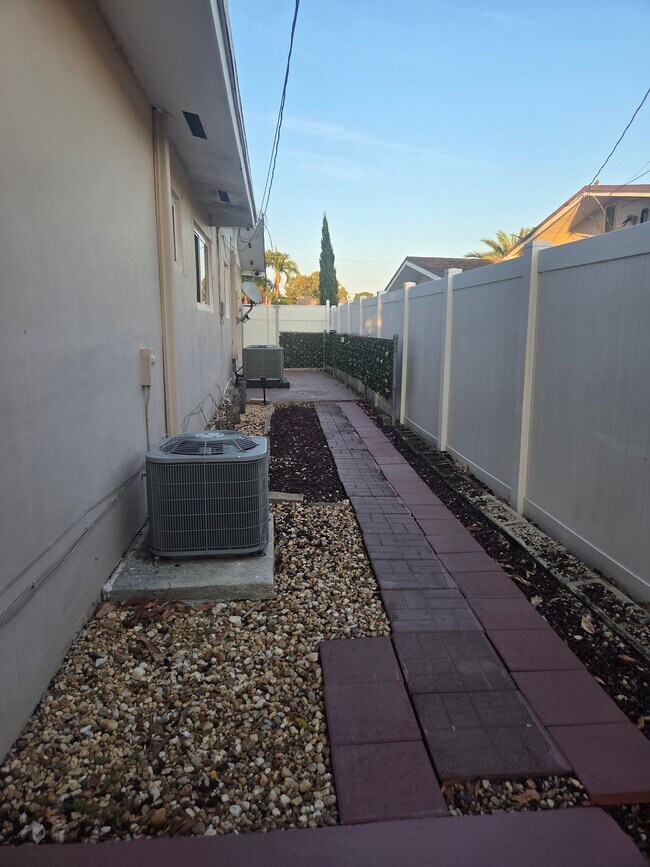 Foto del edificio - 5690 W 9th Ln