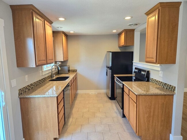 Building Photo - Love the area you live ! 3 bedroom 2 bath ...