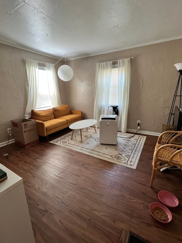 Building Photo - Spacious and bright Upper One Bedroom