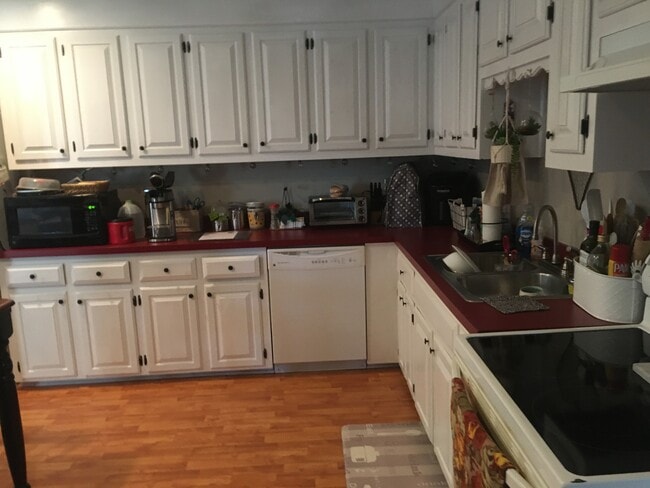 Large Kitchen - 728 Etheridge Rd