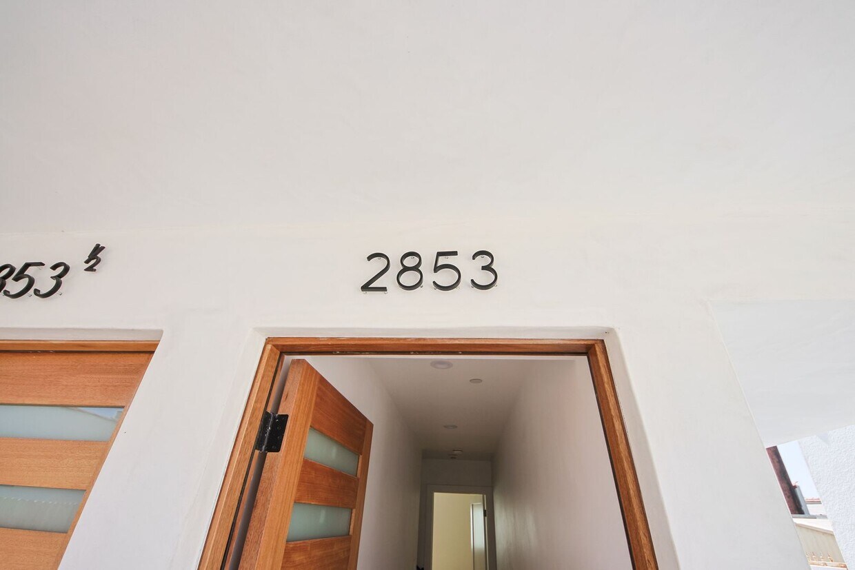 2851 S Victoria Ave Unit 2853 1/2 Victoria Ave, Los Angeles, CA 90016