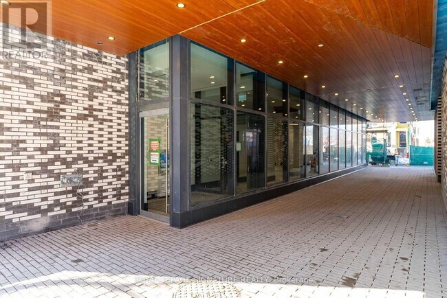 Photo du bâtiment - 1808 St Clair Ave W