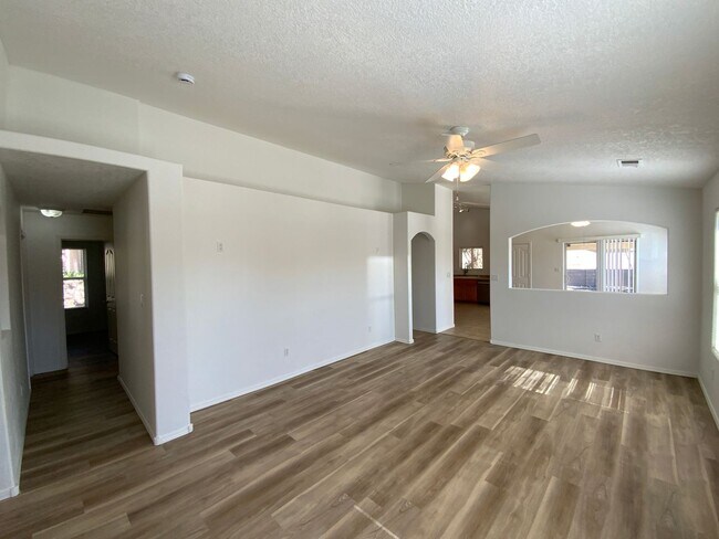 Foto del edificio - 3 Bedroom Single Story Home Available Near...