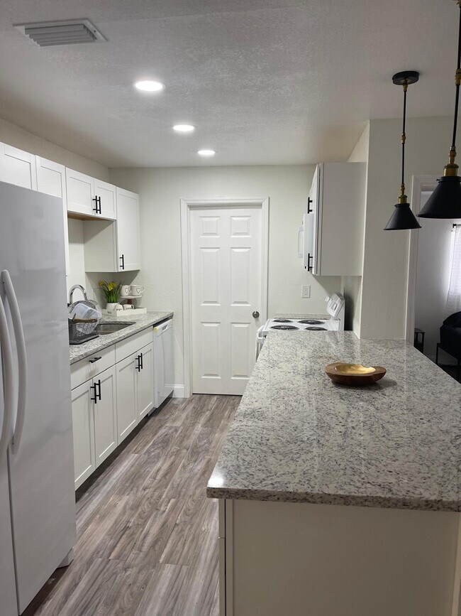 Foto del edificio - 2265 Dolphin Rd