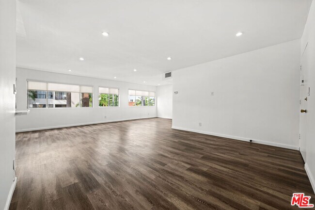 Foto del edificio - 136 S Palm Dr