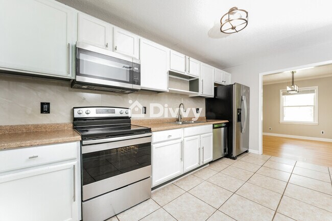Building Photo - 2680 Larkspur Dr SE