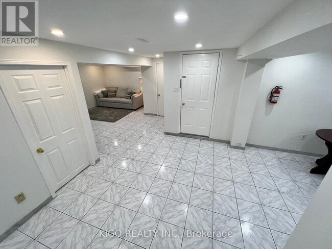 Building Photo - 5907 Ladyburn Crescent