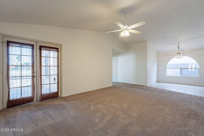 Foto del edificio - 3 bed, 2 bath home in Glendale with golf c...