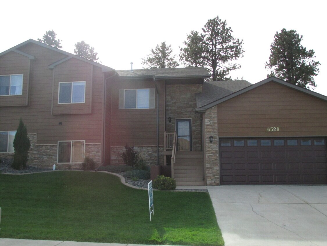 Primary Photo - 3 BEDROOM | 3 BATH | DOUBLE CAR GARAGE | T...