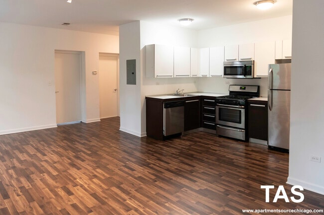 Building Photo - 1544 W Glenlake Ave