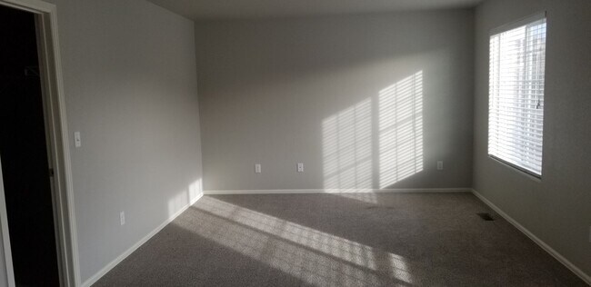 Foto del edificio - Immaculate 3 Bedroom/3 Bath Townhome Near Powers Corridor!