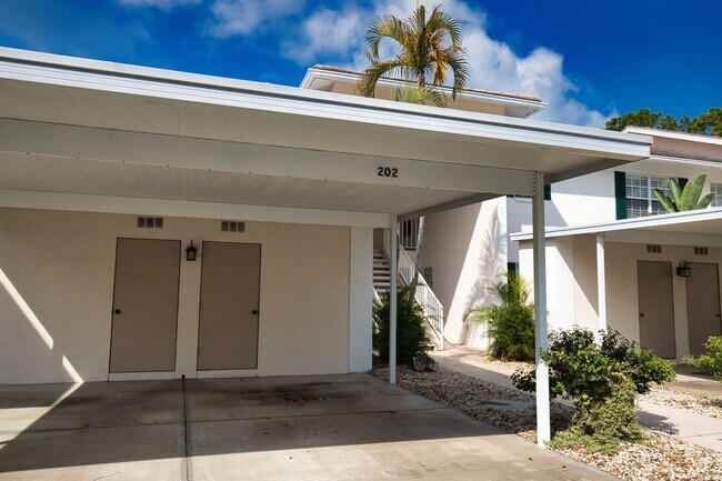 Foto del edificio - Seasonal Short-Term Furnished 2nd Floor Co...