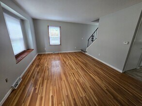 Building Photo - 913 Hillside Dr