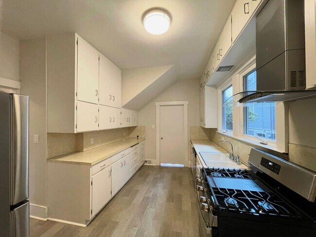 Foto del edificio - Elegant 4BR 2.5Bath Home with Fenced Yard & Garage Across from Seattle Prep**2 weeks free **2 wee...